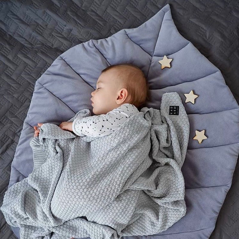 Descubre los beneficios de las alfombras de juego de hojas para bebés –  Heikoa
