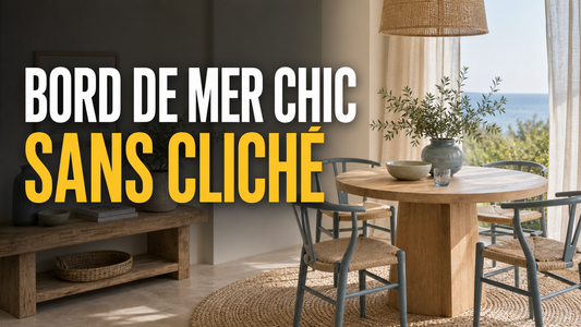 Coin repas face à la mer avec fibres naturelles et titre Bord de mer chic sans cliché.