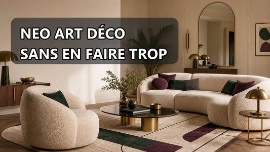 Salon Neo Art déco 2026 avec formes arrondies, tapis graphique et touches laiton discrètes.