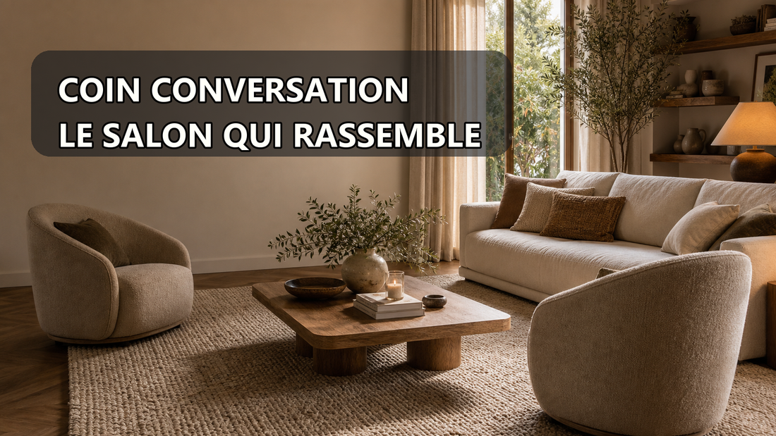 Salon organisé en coin conversation avec fauteuils face à face, tapis et table basse.