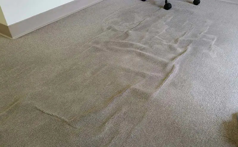 Comment aplatir un tapis qui gondole
