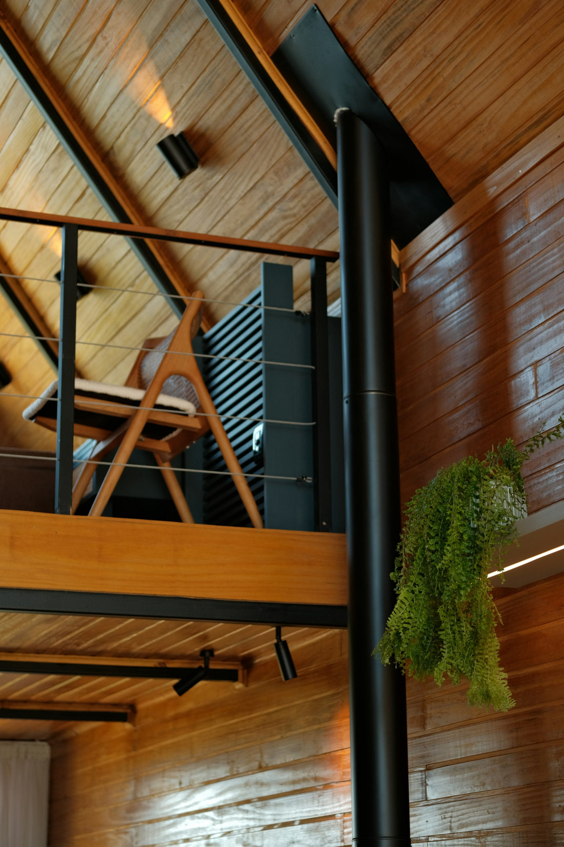 Mezzanine contemporaine en bois avec garde-corps noir