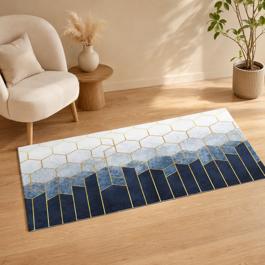 Tapis cuisine bleu géométrique blanc, bleu et doré dans un intérieur moderne